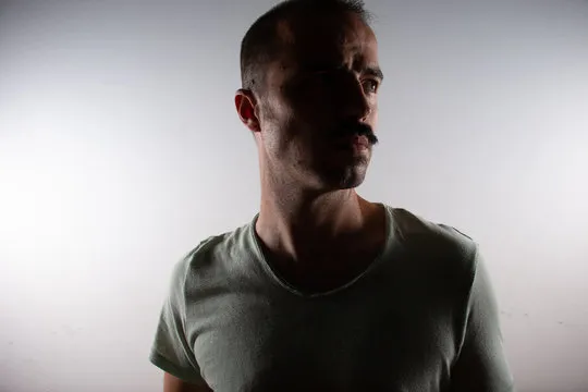 专注查看数据分析的用户